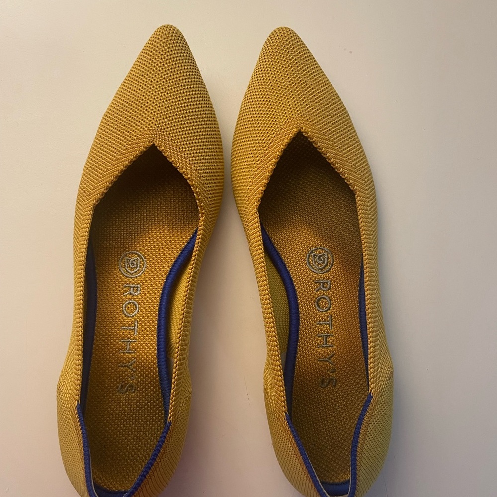 Gold pointed toe Rothy’s 7.5